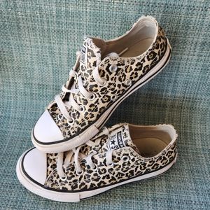 Girls leopard converse sz 1